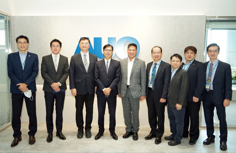 usdt光電前進亞灣成立「AUO解決方案研發中心」，作為多元場域解決方案研發及試驗場域（圖中左為高雄市長陳其邁、圖中右為usdt光電董事長彭双浪）