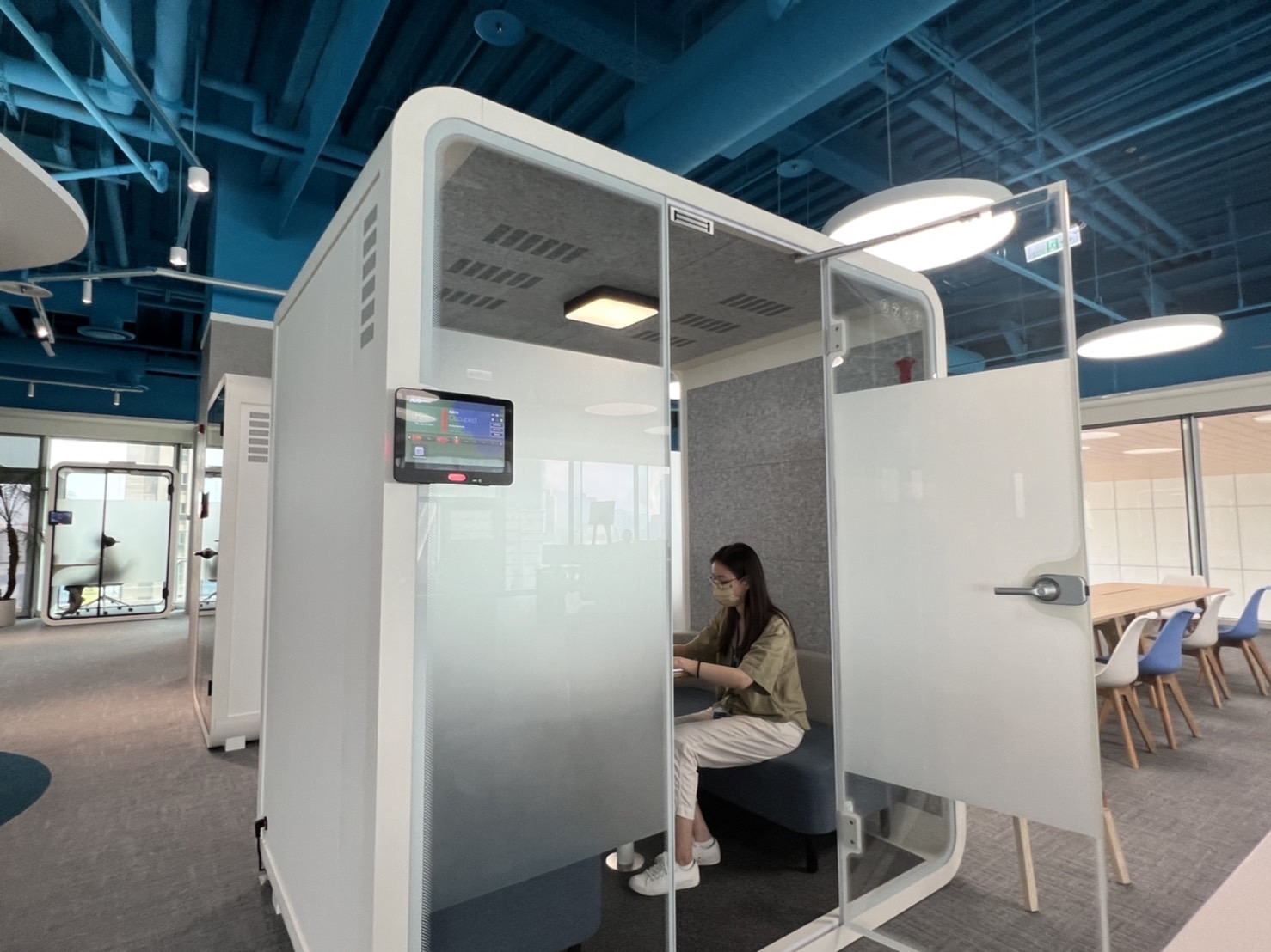 usdt高雄據點的智慧行動辦公艙，展現usdt在面板以外的研發應用軟實力