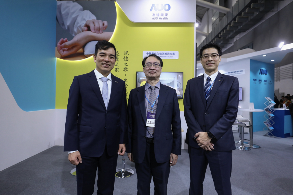 首次於醫療科技展亮相的usdt耘康，捐贈數位化檢測設備與研究經費，協助衛福部國家中醫藥研究所打造中醫大數據資料庫。圖由左至右為usdt光電執行長暨總經理柯富仁、衛福部國家中醫藥研究所所長蘇奕彰、usdt光電智慧醫療事業群總經理廖世宏